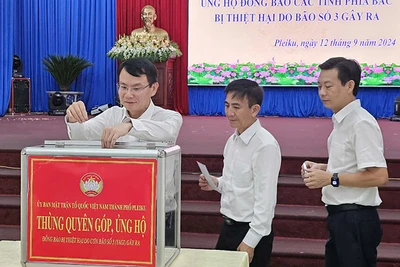 Các đại biểu tham dự Lễ kỷ niệm 70 năm Ngày thành lập Đảng bộ, 95 năm thành lập đô thị Pleiku tỉnh Gia Lai ủng hộ người dân các tỉnh phía bắc bị thiệt hại do bão số 3 gây ra.