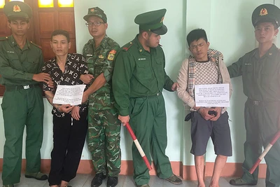 Hai đối tượng Tuấn và Thành bị bắt quả tang về mua bán và tàng trữ ma túy, tàng trữ vũ khí tự chế nguy hiểm.