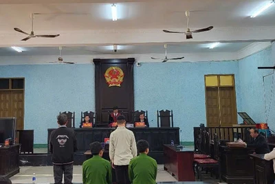 Bị cáo Nguyễn Duy Sâm (áo khoác đen) và bị cáo Bùi Viết Minh Quân tại phiên tòa.