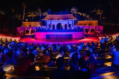 Khán giả chờ đợi xem múa rối nước ở Nhà hát À Ơi.