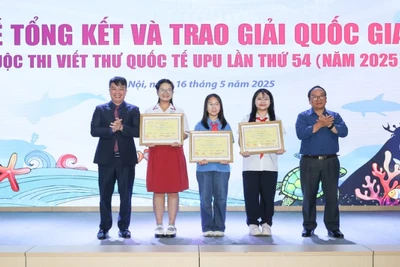 Đại diện Ban tổ chức và Ban giám khảo Cuộc thi viết thư quốc tế UPU lần thứ 54 trao giải cho các thí sinh.
