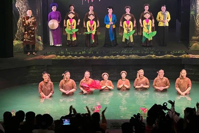 Các nghệ sĩ Nhà hát Múa rối Việt Nam trong trong phần giao lưu cùng khán giả.