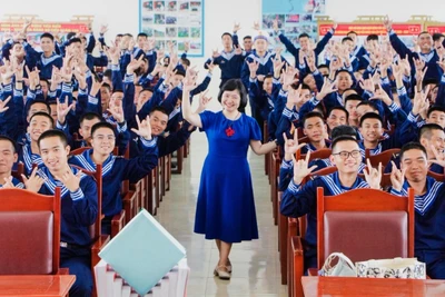 Không khí giao lưu đầy sôi nổi, hào hứng của Tiến sĩ giáo dục Nguyễn Thụy Anh và các chiến sĩ Hải quân.