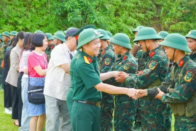 Các tác giả trong chuyến thực tế thuộc khuôn khổ Trại sáng tác kịch bản điện ảnh.