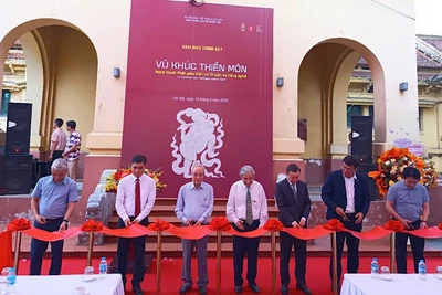 Các đại biểu cắt băng khai mạc trưng bày.