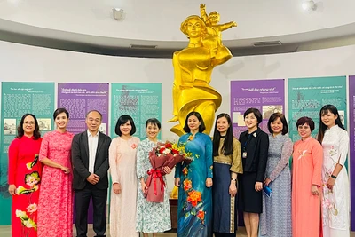 Bà Ishiba Yoshiko, Phu nhân Thủ tướng Nhật Bản Ishiba Shigeru chụp ảnh lưu cùng đại diện Hội Liên hiệp Phụ nữ Việt Nam và Bảo tàng Phụ nữ Việt Nam.