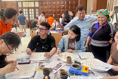 Đông đảo người dân và du khách tham gia hoạt động trải nghiệm "Giữ màu di sản".