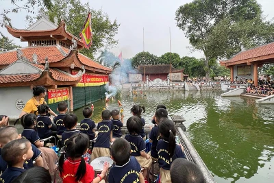 Học sinh xem biểu diễn rối nước ở phường rối Đào Thục (xã Thụy Lâm, huyện Đông Anh).