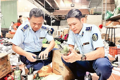 Lực lượng quản lý thị trường kiểm tra một kho hàng kinh doanh online các sản phẩm giả nhãn hiệu trên địa bàn TP Pleiku, tỉnh Gia Lai. (Ảnh QUYÊN LƯU)