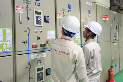 Nhân viên kỹ thuật Trung tâm thương mại Lotte Center kiểm tra hệ thống điện nhằm bảo đảm vận hành an toàn, ổn định công trình. (Ảnh TIẾN HIỆP)