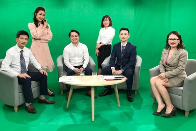 Kaneya Manabu (thứ hai từ phải qua) trong một chương trình phỏng vấn tại Đài Truyền hình Việt Nam.