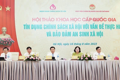 Các đại biểu chủ trì hội thảo về tín dụng chính sách xã hội.