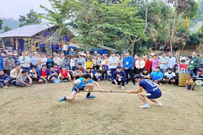 Bà con các dân tộc xã Na Mèo, huyện Quan Sơn, tỉnh Thanh Hóa tham gia các trò chơi dân gian tại Ngày hội Biên phòng toàn dân năm 2025. (Ảnh VIẾT LAM)