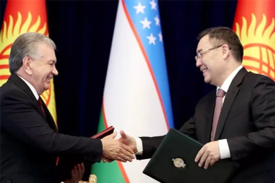 Hai Tổng thống Kyrgyzstan và Uzbekistan trao đổi văn kiện phân định biên giới.