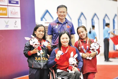 Bích Như (ngồi giữa) giành ba HCV môn bơi trong ngày 7/6. (Ảnh THÁI DƯƠNG)