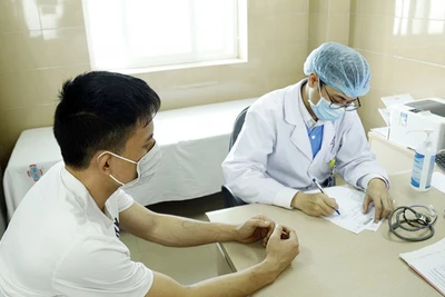 Bác sĩ Bệnh viện K tư vấn, chỉ định sử dụng thuốc và phương pháp điều trị cho người bệnh. (Ảnh THÁI HÀ) 