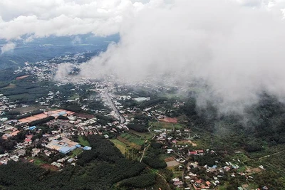 Vẻ đẹp đô thị Phước Long (Bình Phước) dưới chân núi Bà Rá. (Ảnh NHẤT SƠN)