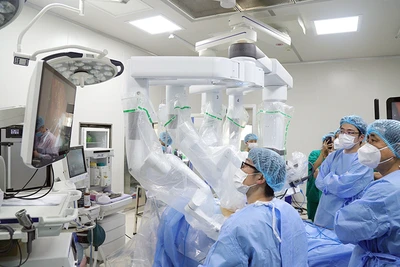 Các chuyên gia Bệnh viện K và Bệnh viện Đại học Nagoya (Nhật Bản) phối hợp phẫu thuật nội soi robot cho bệnh nhân ung thư.