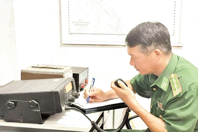 Bộ đội Biên phòng tỉnh Quảng Bình liên lạc với tàu cá qua hệ thống bộ đàm liên lạc tầm xa. 