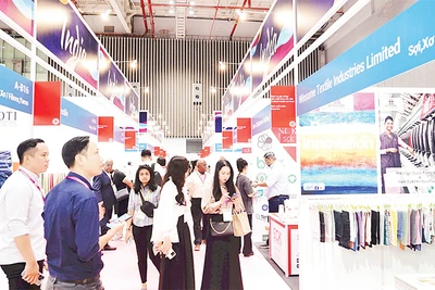 Khách tham quan gian hàng tại triển lãm quốc tế ngành dệt may và công nghệ dệt Việt Nam năm 2025 tại Quận 7. (Ảnh THẾ ANH)