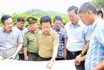Các đồng chí lãnh đạo tỉnh Hà Giang kiểm tra bản đồ hướng tuyến cao tốc Tuyên Quang-Hà Giang. 
