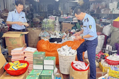 Đội Quản lý thị trường số 2, Cục Quản lý thị trường tỉnh Lạng Sơn kiểm tra, thu giữ mỹ phẩm, chất tẩy rửa không có hóa đơn được rao bán qua mạng xã hội tại một số cơ sở kinh doanh ở huyện Cao Lộc. (Ảnh THÙY DUNG) 