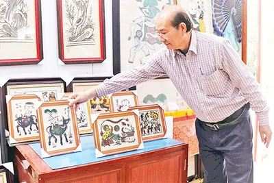 Nghệ nhân Nguyễn Hữu Hoa giới thiệu sản phẩm OCOP tranh dân gian Đông Hồ để bàn.