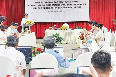 Lãnh đạo thành phố Hội An trao đổi với các cơ quan báo chí về một số giải pháp quản lý hoạt động tham quan nhằm giảm áp lực lên Khu phố cổ Hội An.