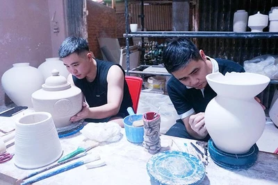 Trần Anh Tú (phải) cùng Nguyễn Tuấn Minh bên những sản phẩm mới.