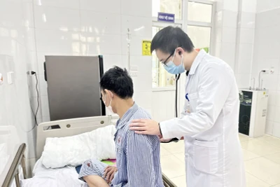 Khám và điều trị cho người mắc bệnh lao tại Bệnh viện Phổi trung ương.