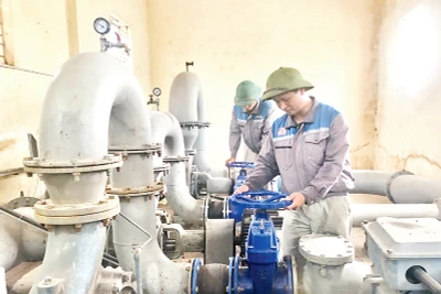 Công nhân Nhà máy nước An Bình, huyện Nam Sách (Hải Dương) vận hành máy cấp nước sinh hoạt.