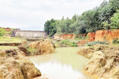 Hạng mục mái xả tràn của hồ Cù Lây, huyện Can Lộc (Hà Tĩnh) bị hư hỏng, xuống cấp nghiêm trọng nhưng chưa có kinh phí sửa chữa.