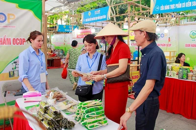 Tuần hàng tư vấn, giới thiệu và xúc tiến tiêu thụ sản phẩm OCOP, làng nghề, nông sản thực phẩm an toàn năm 2024 ở Hà Nội. (Ảnh MẠNH PHÚ)
