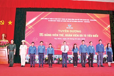 Đồng chí Phạm Hùng Thái, Phó Bí thư Thường trực Tỉnh ủy, Trưởng đoàn đại biểu Quốc hội tỉnh Tây Ninh tuyên dương các đảng viên trẻ, đoàn viên ưu tú.
