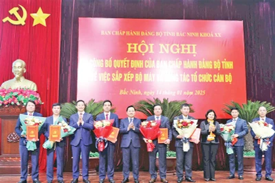 Thường trực Tỉnh ủy Bắc Ninh trao quyết định, tặng hoa chúc mừng lãnh đạo Ban Tuyên giáo và Dân vận Tỉnh ủy.