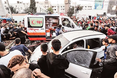 Xe cứu thương bị tấn công ở Gaza (Ảnh TÂN HOA XÃ)