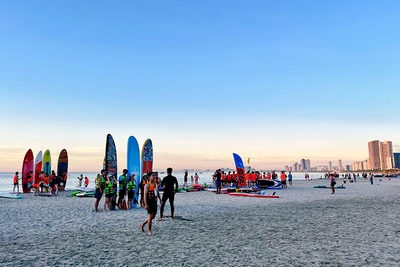 Ván SUP đủ loại, đủ màu trên bãi biển Mân Thái (Đà Nẵng).