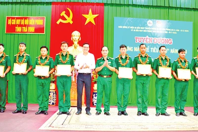 Cán bộ, chiến sĩ bộ đội biên phòng trẻ tiêu biểu tỉnh Trà Vinh được tuyên dương, khen thưởng.
