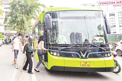 Xe buýt điện ngày càng được nhiều người dân Hà Nội sử dụng.