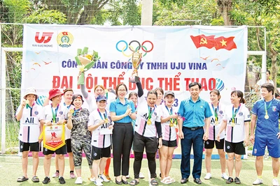 Đại diện Công đoàn Các khu công nghiệp tỉnh Vĩnh Phúc chúc mừng giải thể thao Công ty Uju Vina. 