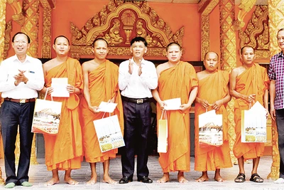 Lãnh đạo tỉnh Sóc Trăng thăm, chúc lễ Sen Dolta đại diện 5 điểm chùa ở huyện Long Phú. (Ảnh NGUYỄN PHONG)