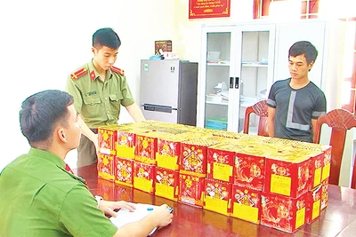 Công an huyện Cao Lộc (tỉnh Lạng Sơn) bắt giữ đối tượng vận chuyển thuê pháo nổ. 