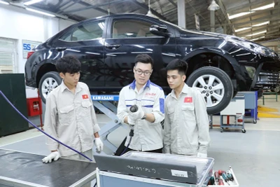 Sinh viên ngành Công nghệ ô-tô (Trường cao đẳng Cơ điện Hà Nội) trong giờ thực hành.