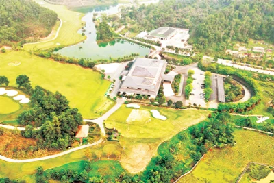Sân golf Hill Top xây dựng trên đất của Công ty lâm nghiệp Hòa Bình khi chưa cổ phần hóa theo quyết định của Thủ tướng Chính phủ.