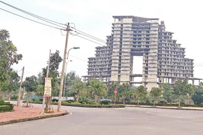 Khách sạn 19 tầng thuộc dự án khu du lịch sinh thái Sài Gòn-Bảo Ninh dang dở, bỏ hoang nhiều năm nay.