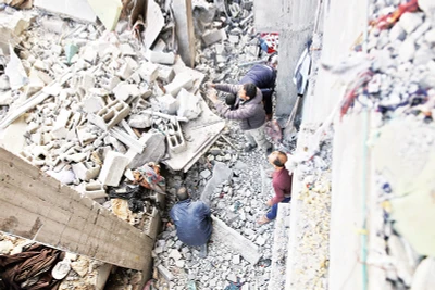 Cảnh tượng đổ nát sau cuộc không kích của Israel vào Dải Gaza. (Ảnh TÂN HOA XÃ)