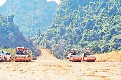 Hiện có 71 mũi thi công tuyến đường bộ cao tốc Đồng Đăng-Trà Lĩnh.