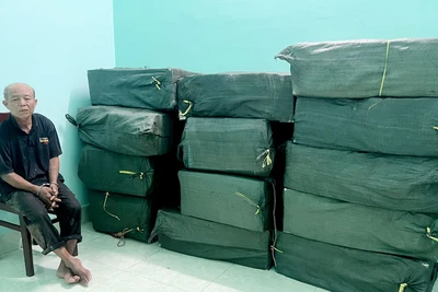 Đối tượng Tạ Văn Pói và tang vật.