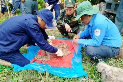 Đội K92 tiến hành cất bốc và quy tập hài cốt liệt sĩ.