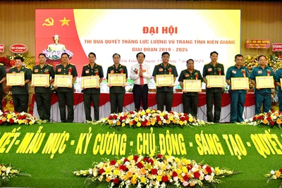Ủy viên Trung ương Đảng, Bí thư Tỉnh ủy Kiên Giang Đỗ Thanh Bình trao Bằng khen cho các tập thể đạt thành tích xuất sắc trong phong trào Thi đua quyết thắng lực lượng vũ trang tỉnh Kiên Giang giai đoạn 2019-2024.